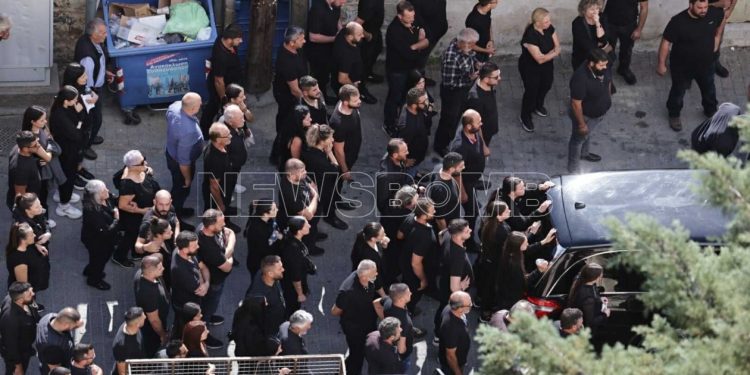 Ceremonia mortore e 39-vjeçarit shënon përfundimin e 'vendetës' në Kretë që transformoi fshatin në një arenë lufte, ndërsa policia forcon masat e sigurisë në tërë zonën.