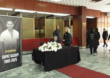 Ceremonia mortore për Shpat Kasapin fillon në Pallatin e Kulturës në Tetovë pas vdekjes nga një atak në zemër.