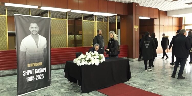 Ceremonia mortore për Shpat Kasapin fillon në Pallatin e Kulturës në Tetovë pas vdekjes nga një atak në zemër.