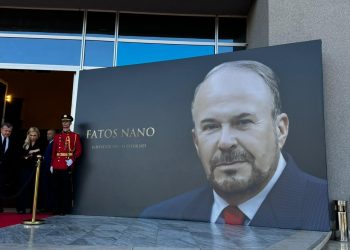 Ceremonia përkujtimore për Fatos Nanon, Xhoana Nano përfaqëson familjen, liderë të rajonit dhe përfaqësues të opozitës ndjekin homazhet.