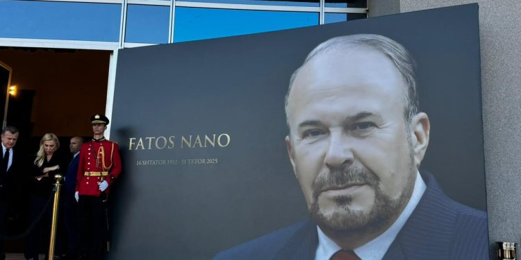 Ceremonia përkujtimore për Fatos Nanon, Xhoana Nano përfaqëson familjen, liderë të rajonit dhe përfaqësues të opozitës ndjekin homazhet.