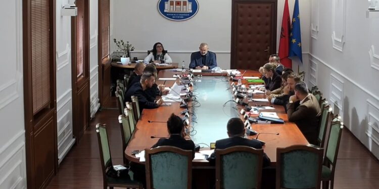 "Çfarë arsyesh ka për të pritur Oerdin?", Manja përgjigjet deputetes së Fierit: Zegjine, familja jote duhet të kuptojë se ekziston një hierarki në grupin parlamentar.