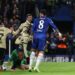 Chelsea-Barcelona në drejtpërdrejtë: Atmosferë festive në “Stamford Bridge” pasi vendasit e kalojnë në avantazh me një autogol (Video)