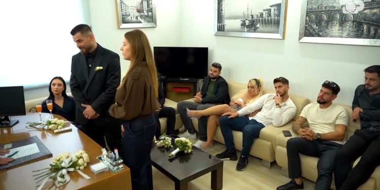 Çifti i "Përputhen" gati për të firmosur në minibashki, ndodhi e papritur në sekondat e fundit