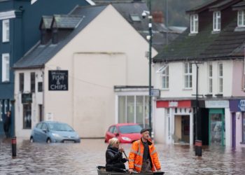 “Claudia” sulmon Anglinë, stuhia e fortë shkakton dëme: Jemi në gjendje të keqe, shmangni këtë zonë