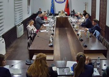 Debati mbi emërimet: Zgjedhja e Arta Dollanit si drejtoreshë e arsimit parauniversitar pa procedura garuese, Kumbaro përballë pyetjeve nga deputetët opozitarë.