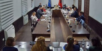 Debati mbi emërimet: Zgjedhja e Arta Dollanit si drejtoreshë e arsimit parauniversitar pa procedura garuese, Kumbaro përballë pyetjeve nga deputetët opozitarë.