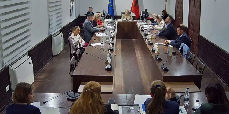 Debati mbi emërimet: Zgjedhja e Arta Dollanit si drejtoreshë e arsimit parauniversitar pa procedura garuese, Kumbaro përballë pyetjeve nga deputetët opozitarë.