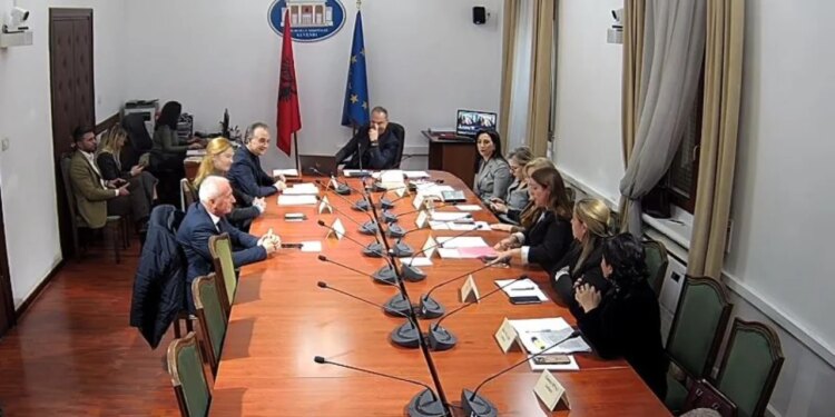 “Debati mes Manastirliut dhe Boçit: Nuk lejoj të flisni në këtë mënyrë. Deputeti i PD: Më dënon për sjellje të papranueshme”