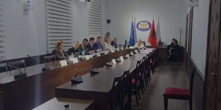 Deputetët e PD-së mungojnë në komisionet e Ekonomisë dhe të të Drejtave të Njeriut pas paralajmërimit për bojkot.