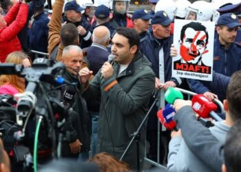 Deputeti i PD-së i drejton kërkesë Berberit për financim të protestave; Këlliçi reagon ndaj akuzave: Në momentin e organizimit të tubimit...