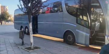 Dhjetëra qytetarë nga Fieri nisen drejt Tiranës për të nderuar ish-kryeministrin Fatos Nano.