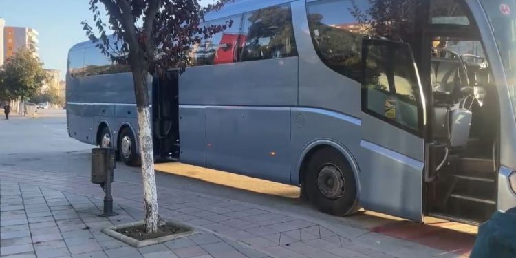 Dhjetëra qytetarë nga Fieri nisen drejt Tiranës për të nderuar ish-kryeministrin Fatos Nano.