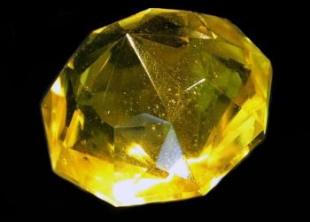 Diamanti i madh, i humbur përpara 100 vitesh në Kanada, zbulohet i fshehur brenda një kasaforte.