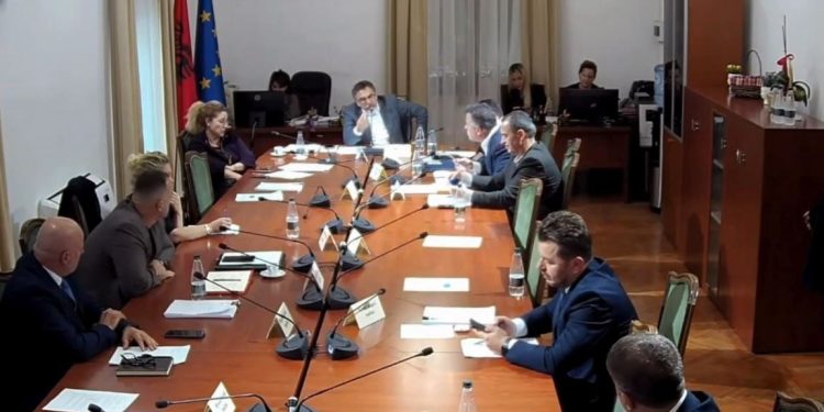 Diskutim në Komisionin për Çështjet e Brendshme: Çuçi përjashton Flamur Nokën nga seanca
