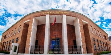 Diskutohet buxheti i vitit 2026 në Kuvend/ Banka e Shqipërisë: Rishikoni sistemin e pensioneve dhe përdorimin e "paqes fiskale" me kujdes.