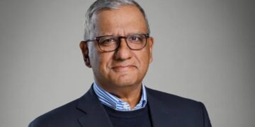 Dorëheqjet në BBC vazhdojnë, ndërsa një anëtar i bordit braktis detyrën pas largimit të drejtuesve.