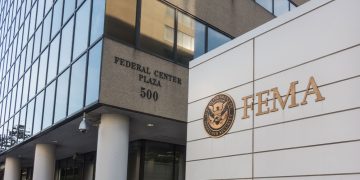 Drejtori i Agjencisë Federale të Menaxhimit të Emergjencave, David Richardson, i emëruar nga Trump, shpall dorëheqjen.