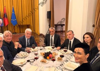 Dreka e ndarjes për ish-kryeministrin Nano/ Majko, Ruçi dhe Balla pranë djalit të Rugovës dhe aleatëve të afërt të Hashim Thaçit.