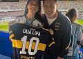 Dua Lipa e impresionuar nga derbi i flaktë Boca-River Plate, këngëtarja e njohur pozon me legjendën argjentinase…
