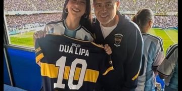 Dua Lipa e impresionuar nga derbi i flaktë Boca-River Plate, këngëtarja e njohur pozon me legjendën argjentinase…