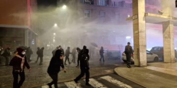 Duel i dhunshëm në Bolonja mes tifozëve të mbështetjes për Palestinën dhe atyre për Izraelin, në ditët para ndeshjes Virtus-Maccabi.