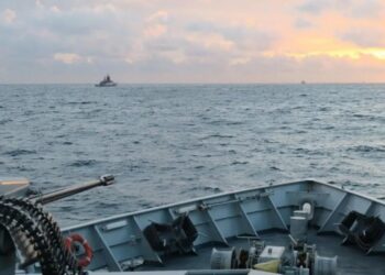 Dy anije luftarake ruse përshkojnë afër Anglisë, por marina mbretërore i ndalon në Kanal.