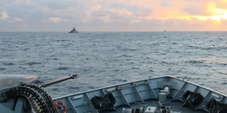 Dy anije luftarake ruse përshkojnë afër Anglisë, por marina mbretërore i ndalon në Kanal.