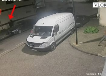 Dy automjete në Vlorë u dogjën nga flaka, arrestohet një 21-vjeçar, ndërsa shpallet në kërkim bashkëpunëtori i tij.