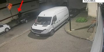 Dy automjete në Vlorë u dogjën nga flaka, arrestohet një 21-vjeçar, ndërsa shpallet në kërkim bashkëpunëtori i tij.