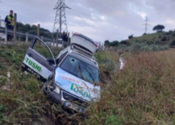 Dy persona u dërguan me urgjencë në spitalin e Vlorës pasi humbën kontrollin e mjetit dhe përfunduan në një kanal.