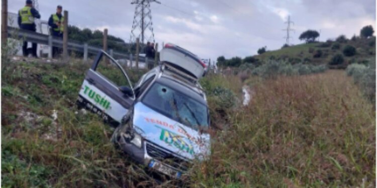 Dy persona u dërguan me urgjencë në spitalin e Vlorës pasi humbën kontrollin e mjetit dhe përfunduan në një kanal.