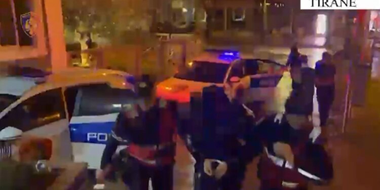 Dy të arrestuar në Tiranë për shpërndarjen e heroinës dhe kokainës me një ‘BMW’