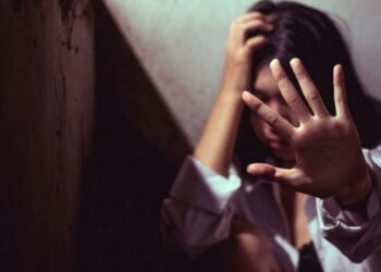 E mitura shqiptare, e cila ishte në gjendje shtatzënie, abuzohet rëndë nga nëna e saj dhe humbet fëmijën, arrestohet 35-vjeçarja.