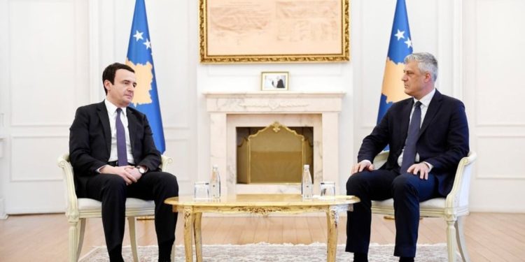 E pazakontë, Kurti mbështet Thaçin: Nuk ka arsye ligjore për qëndrim të krerëve të UÇK-së në Hagë.