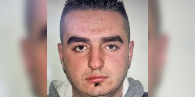 Ekstradohet në Shqipëri Mikel Hoxha, i dënuar me 5 vite burg për plagosje në Gramsh