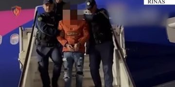 Ekstradohet nga Italia një shqiptar 39-vjeçar, i lidhur me grupe kriminale që merreshin me trafikun e drogës nga Shqipëria drejt Europës.