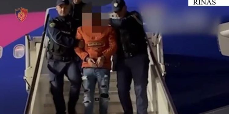 Ekstradohet nga Italia një shqiptar 39-vjeçar, i lidhur me grupe kriminale që merreshin me trafikun e drogës nga Shqipëria drejt Europës.