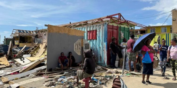 “Ende nuk jemi të sigurt për të ardhmen. Ndihmat janë vonuar”/ Xhamajka përballohet me dëmet e uraganit “Melissa”