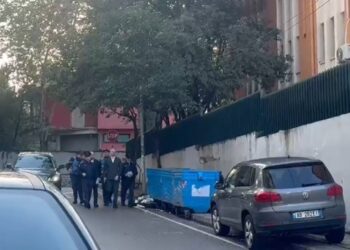 Erald Elezi dhe Gentian Gjyli, të shoqëruar nga forcat policore, paraqiten në Gjykatën e Ekipit të Shkallës së Parë, ku pritet të njoftohen me masën e sigurisë.