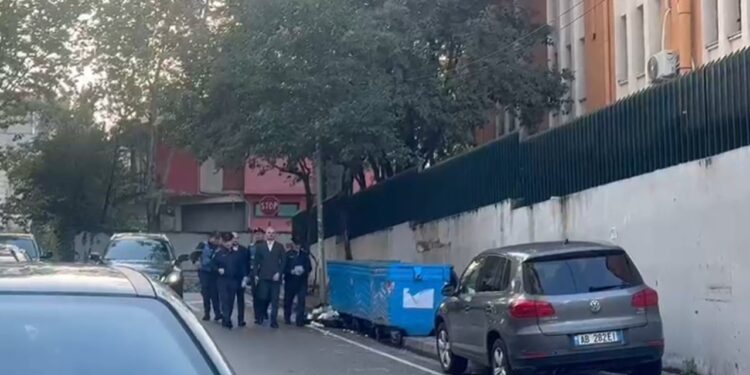 Erald Elezi dhe Gentian Gjyli, të shoqëruar nga forcat policore, paraqiten në Gjykatën e Ekipit të Shkallës së Parë, ku pritet të njoftohen me masën e sigurisë.