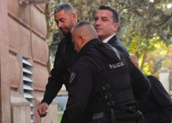 Erion Veliaj mbërrin në Gjykatën Kushtetuese me pranga në duar dhe i shoqëruar nga policia.