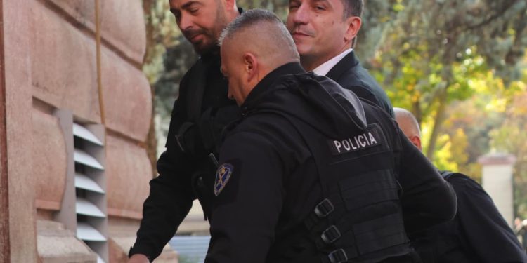 Erion Veliaj mbërrin në Gjykatën Kushtetuese me pranga në duar dhe i shoqëruar nga policia.