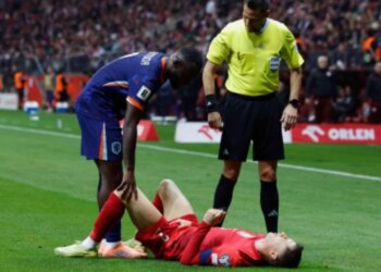 FIFA dhe IFAB kundër futbollistëve "të manipuluar": Në rast se mjekët intervenojnë në fushë, lojtari do ta lë ekipin në disavantazh për 2 minuta.