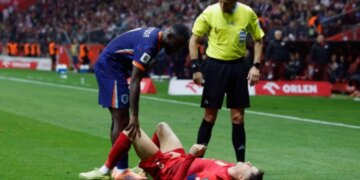 FIFA dhe IFAB kundër futbollistëve "të manipuluar": Në rast se mjekët intervenojnë në fushë, lojtari do ta lë ekipin në disavantazh për 2 minuta.