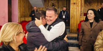FOTO/ Ervin Cela fitoi me një shumicë të madhe votash në Berat, e cila shoqërohej me të qeshura dhe përqafime.