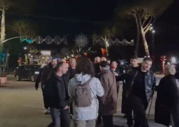 FOTOLAJM/ Sali Berisha në rrugën për në Kryeministri, qytetari e ndalon, truprojat ndërhyjnë.