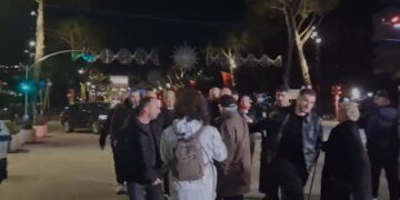 FOTOLAJM/ Sali Berisha në rrugën për në Kryeministri, qytetari e ndalon, truprojat ndërhyjnë.