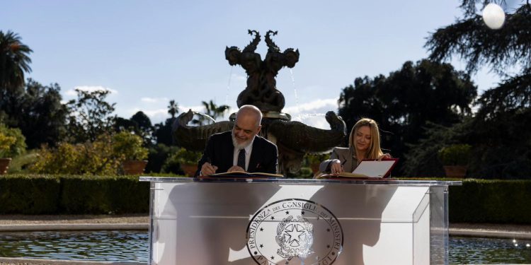 FOTOLAJM/ Takimi i parë bilateral mes qeverive shqiptare dhe italiane, detaje që mbetën jashtë vëmendjes në mbledhjen e zhvilluar në Romë