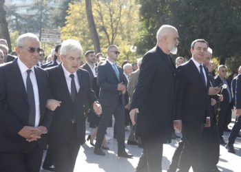 FOTOT/ Miq dhe kundërshtarë në homazhet e nderit për ish-kryeministrin Nano, Kurti pranë Ali Ahmetit, duke biseduar gjithashtu me Ramën. Berisha dhe Begaj nuk ishin të pranishëm.